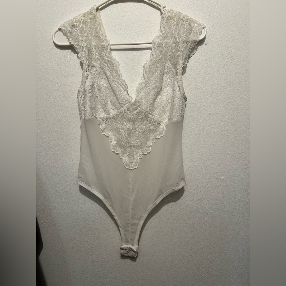 Bozzolo Ivory Lace Bodysuit, cute with jeans! Only tried on never worn!